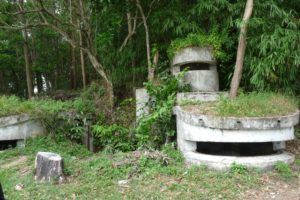 21.07.10 至今仍保留在边佳兰山脚下的炮台碉堡遗迹(笔者摄于2015年)