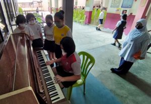 校园内还有旧钢琴，学生们在课余时间可以弹琴同乐。