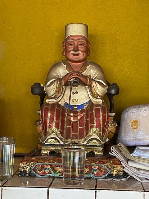 庙内供奉身穿马来传统服装的拿督公神像，受华裔善信膜拜了半个世纪。