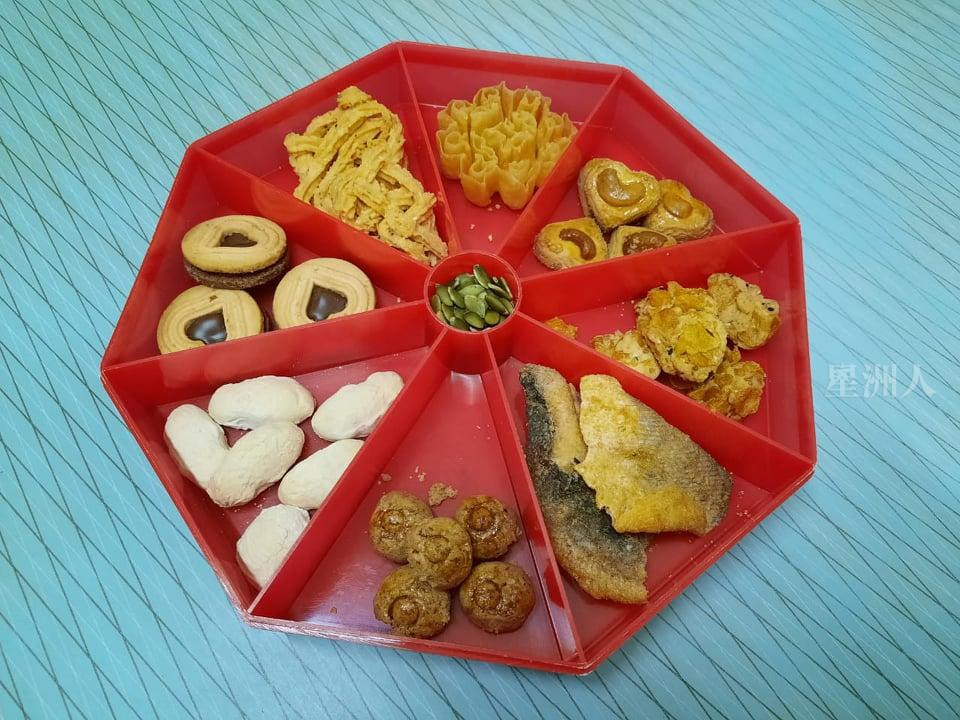 八寶盒裝放各種餅乾瓜子等，新年期間用於待客（朱國源提供）