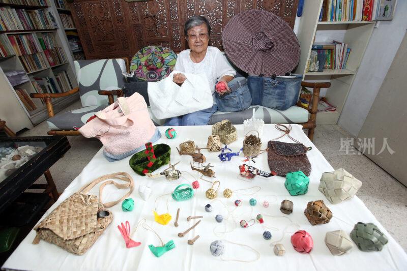 已经86岁高龄的叶逢梅在创作路上不言累，还继续挑战自己的能力，动脑又动手，制作不同种类的手作。