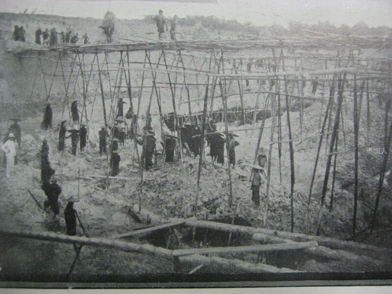 早期霹靂太平錫礦場的華人苦力工作場景。