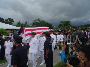 流放了129年，於2006年9月9日，國家英雄雅·易卜拉欣遺骸以國葬禮回歸峇東故土家園，天空烏雲密佈。
